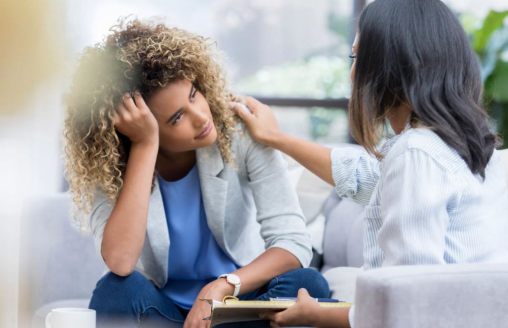 Consultora apoiando profissional em transição de carreira